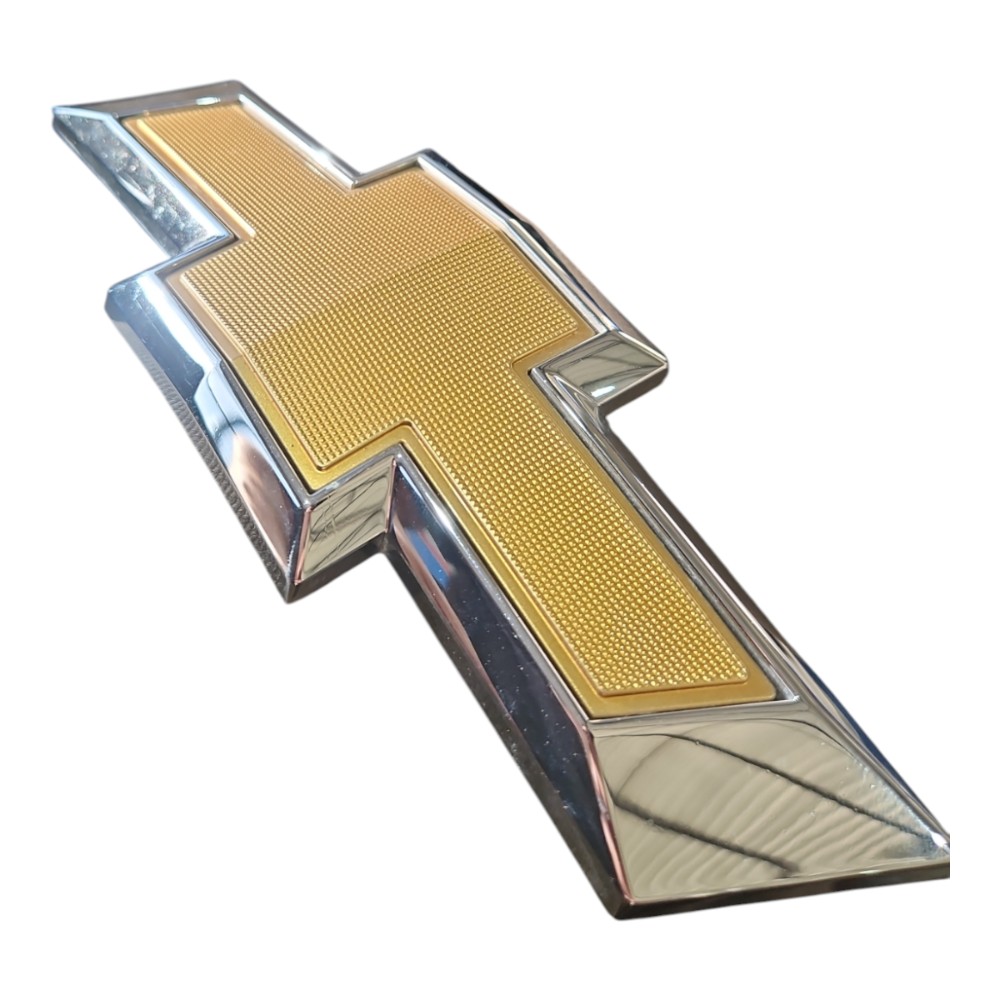 Emblema Grade Gravata Dourada Gm Tracker 2021/2024  Et1622 Dourado 6