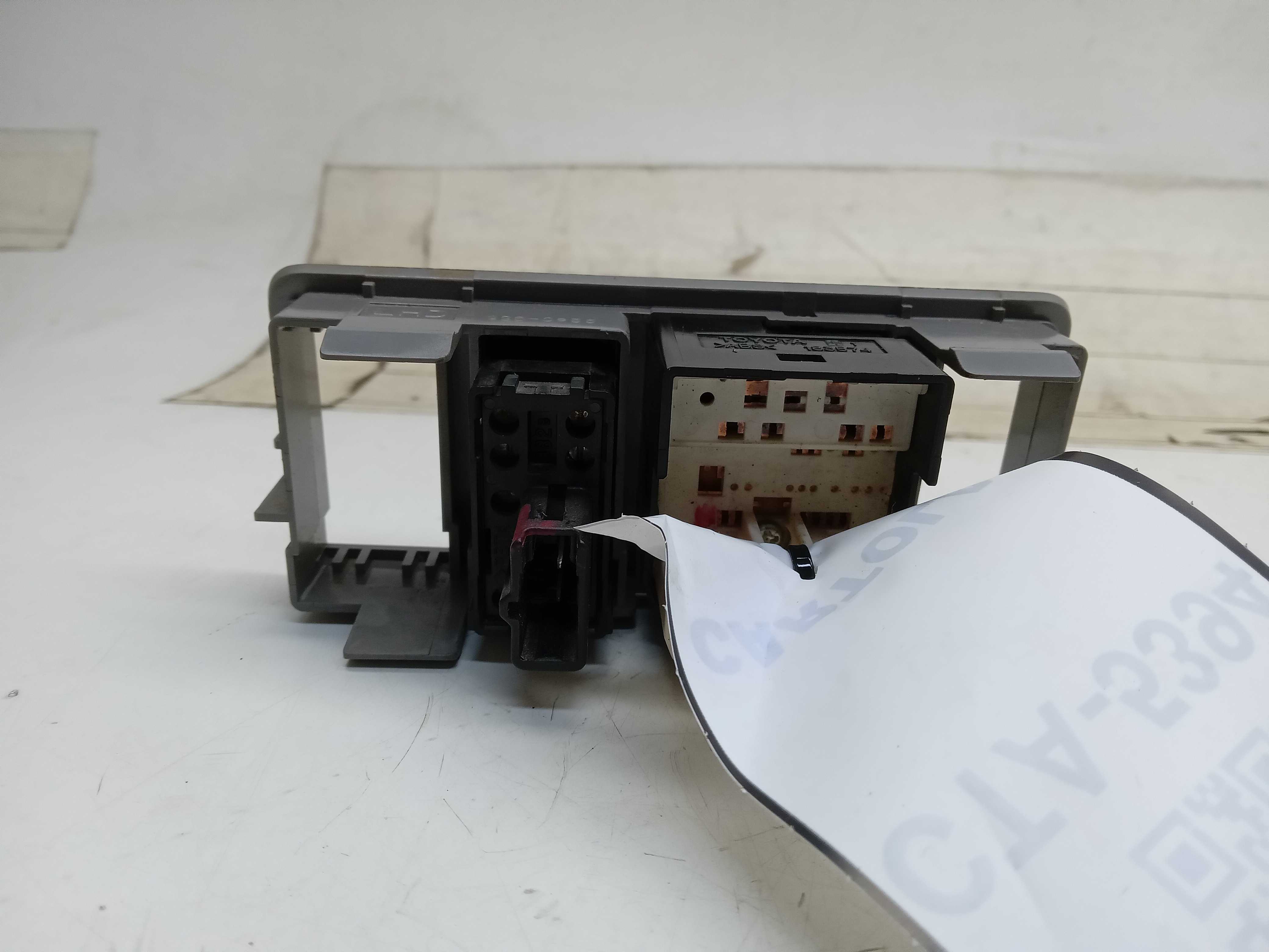 MOLDURA COMANDO BOTAO RETROVISOR DIANTEIRO LE TOYOTA COROLLA 2