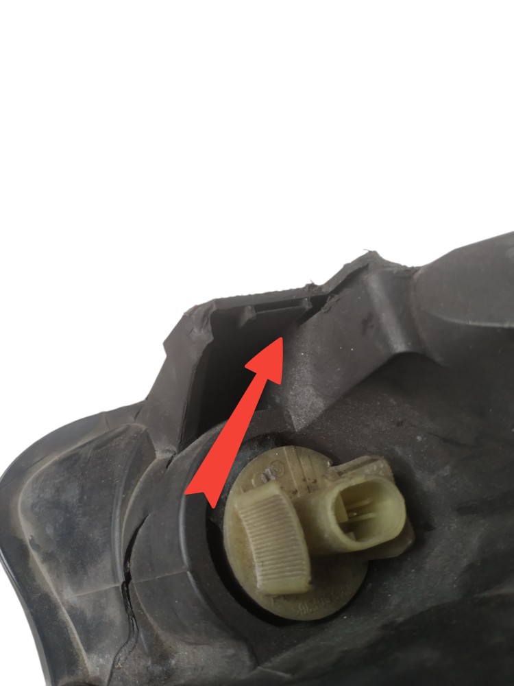 Farol direito GM Classic 2012 com detalhe 7