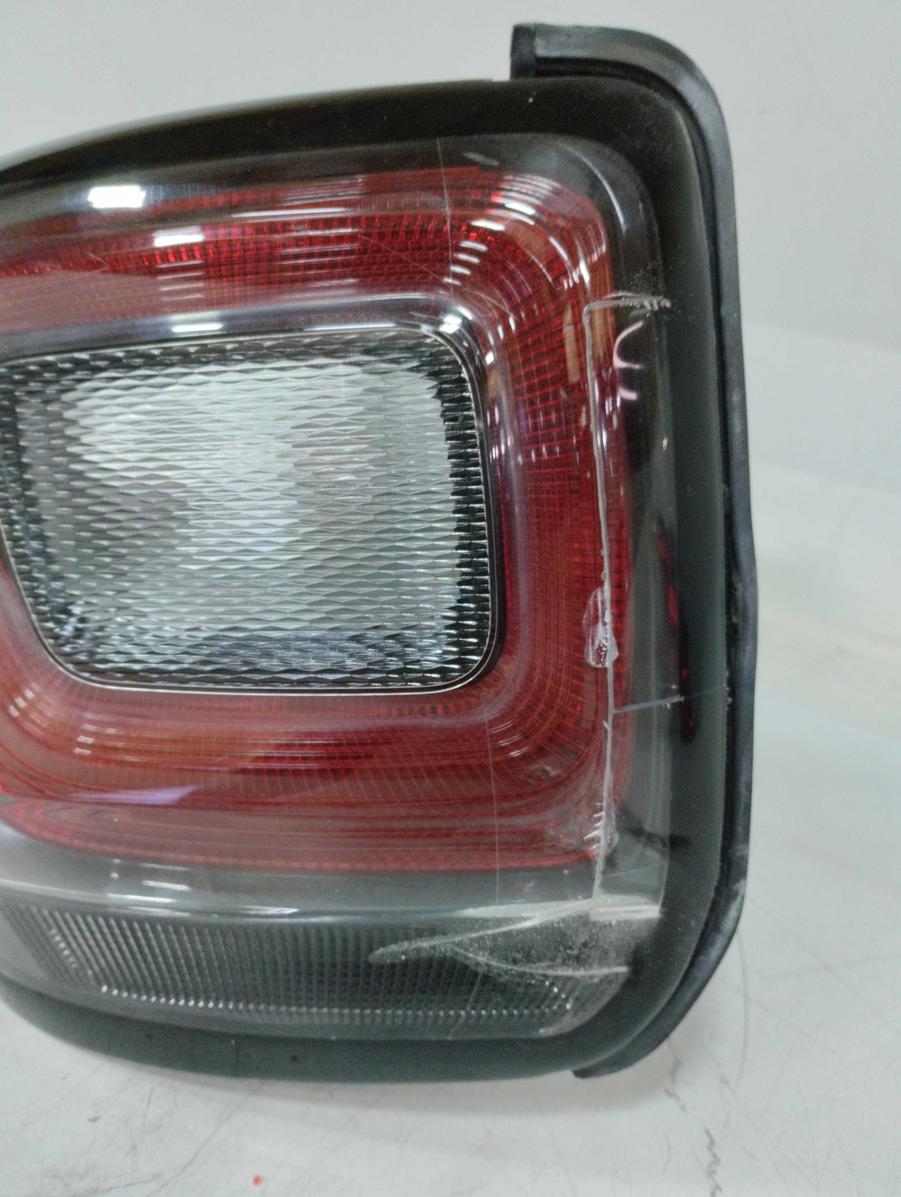 Lanterna traseira esquerda Fiat Strada 2021 recuperada 3