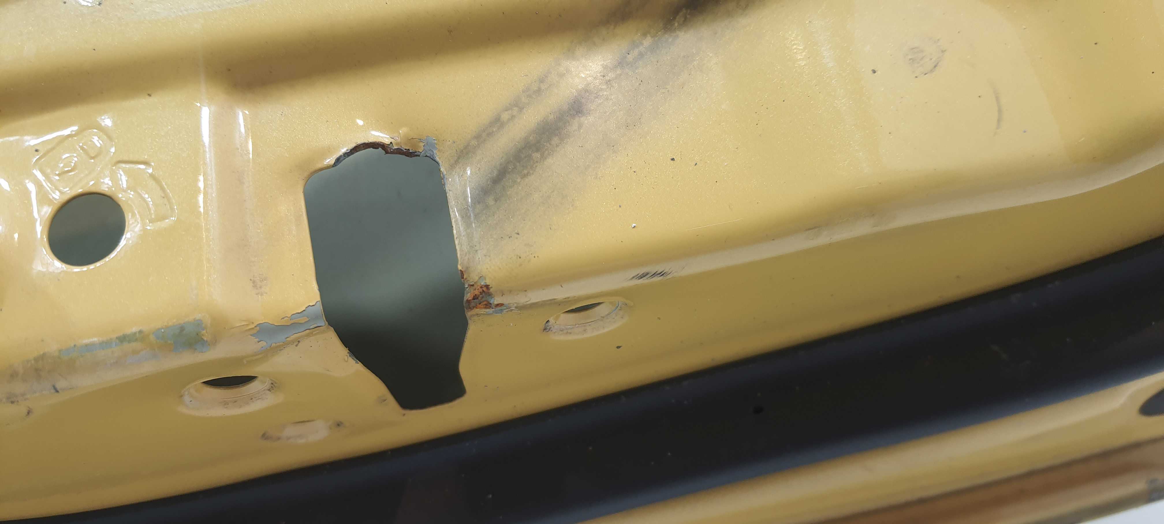 Porta Traseira Direita Kia Picanto Ex 1.0 2012 V2302 Detalhe Traseira Direito Amarelo 8