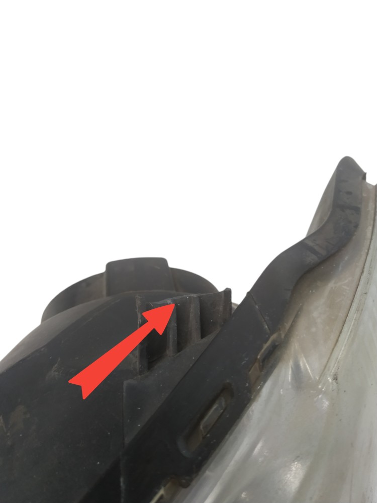 Farol direito GM Classic 2012 com detalhe 6