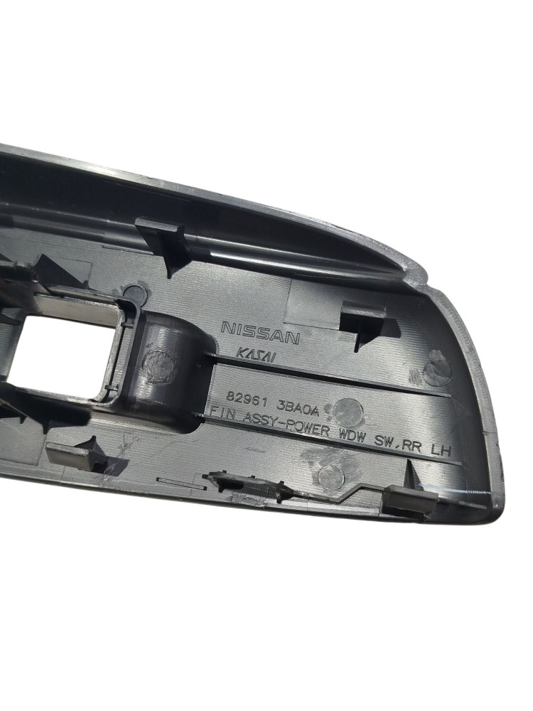 Moldura Botao Vidro Tras Esquerdo Nissan Versa 2012 7