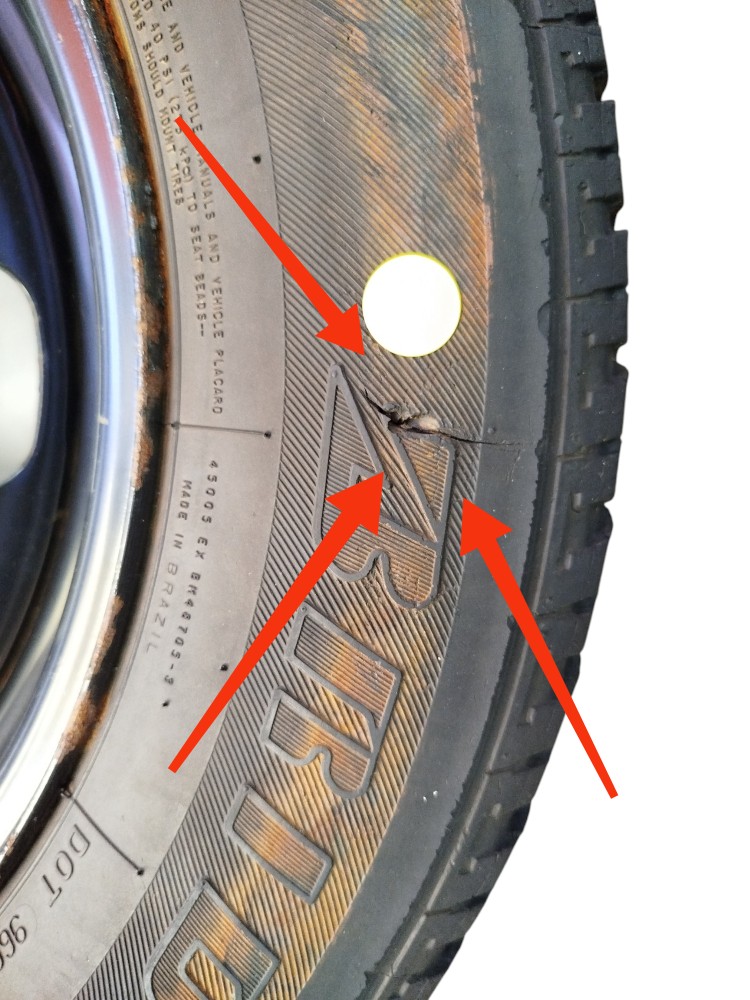 Pneu Stepe Duster Bridgestone 215 65 16 Detalhe