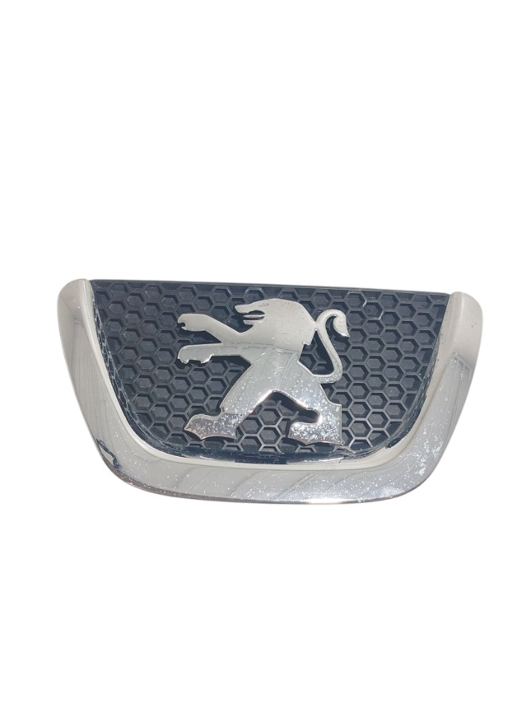 Emblema Grade Dianteira Peugeot 307 9653466777 Detalhe 1
