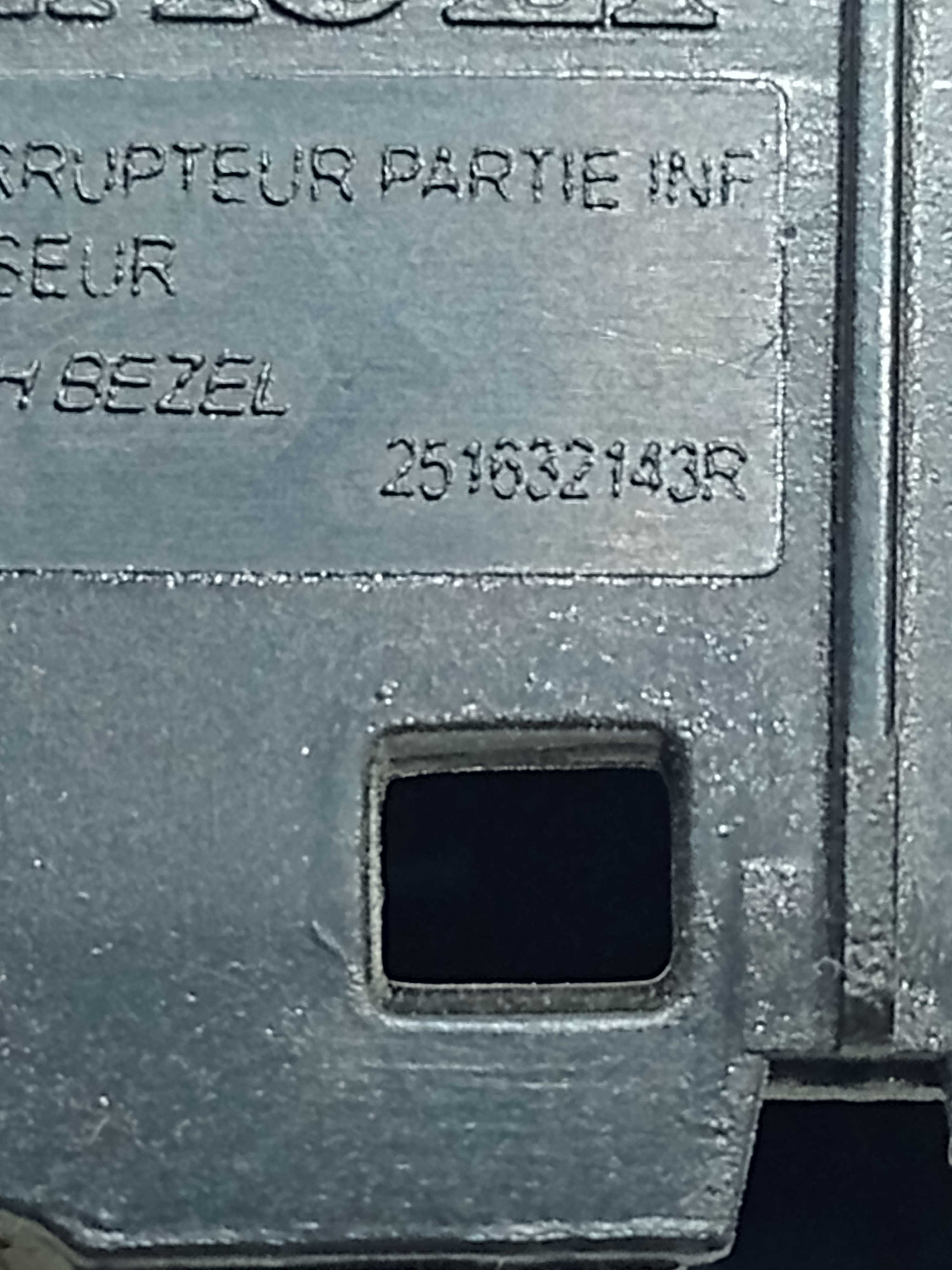 Moldura C/botão Sensor Estacionamento  Sandero 1.0 16v 2016 Preto 4