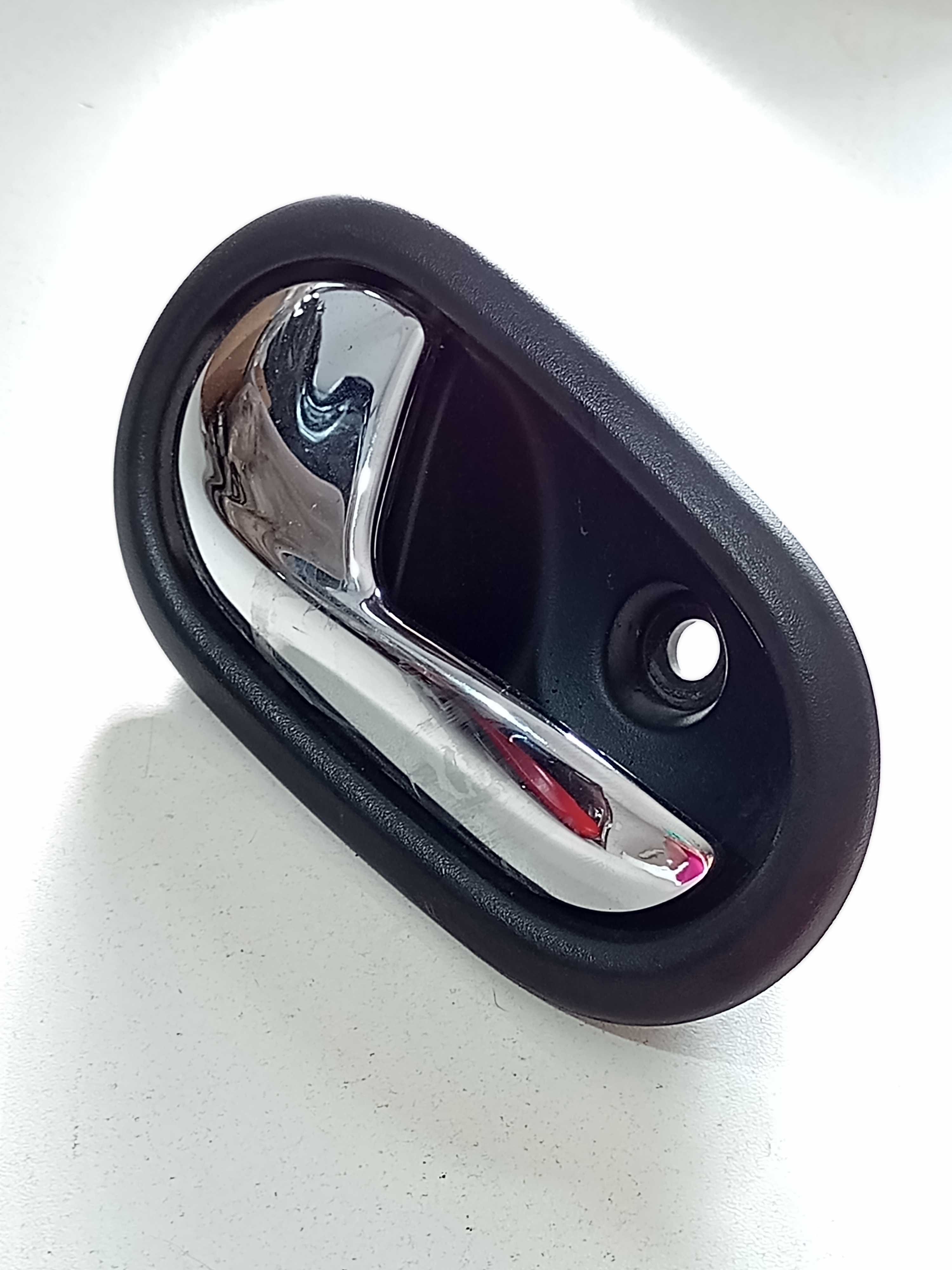 Maçaneta Interna Porta Dianteira Esquerda Sandero 2016 Preto Com Cromado Dianteira 1