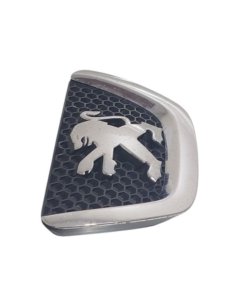 Emblema Grade Dianteira Peugeot 307 9653466777 Detalhe 5