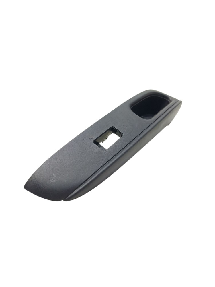 Moldura Botao Vidro Dianteiro Direito Nissan Versa 2012