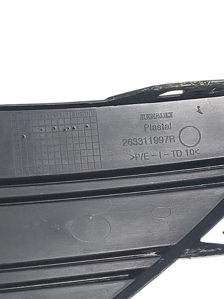 Moldura Farol Milha Direito Passag Renault Fluence A5800352 Preto Direito 3