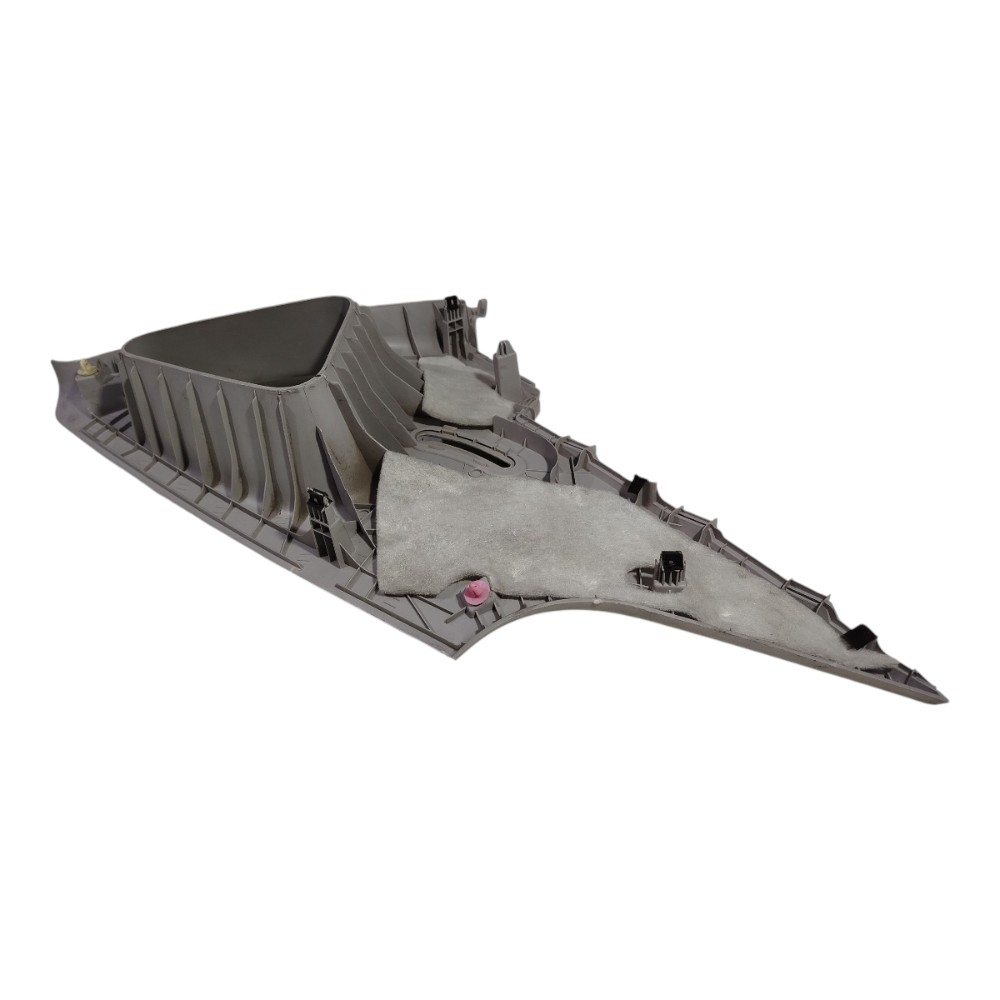 Moldura Coluna Traseira Direita Hyundai I30 2008 2012 15