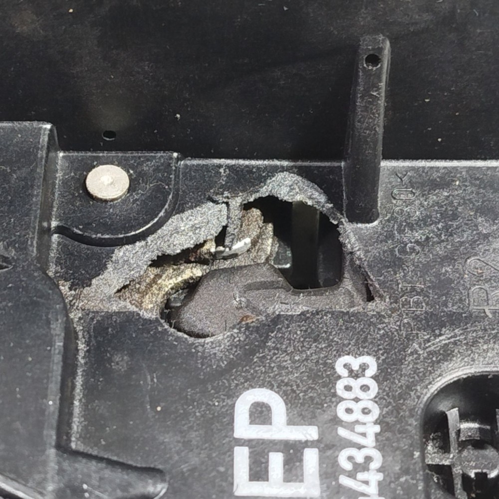 Fechadura Porta Dianteira Direita Gm Corsa Sedan 2008 Avaria 15