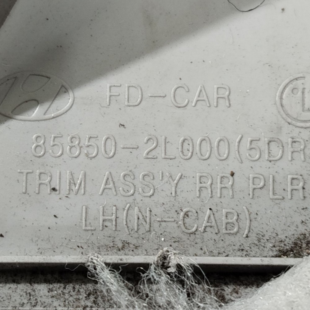 Moldura Coluna Traseira Esquerda Hyundai I30 2008 2012 17