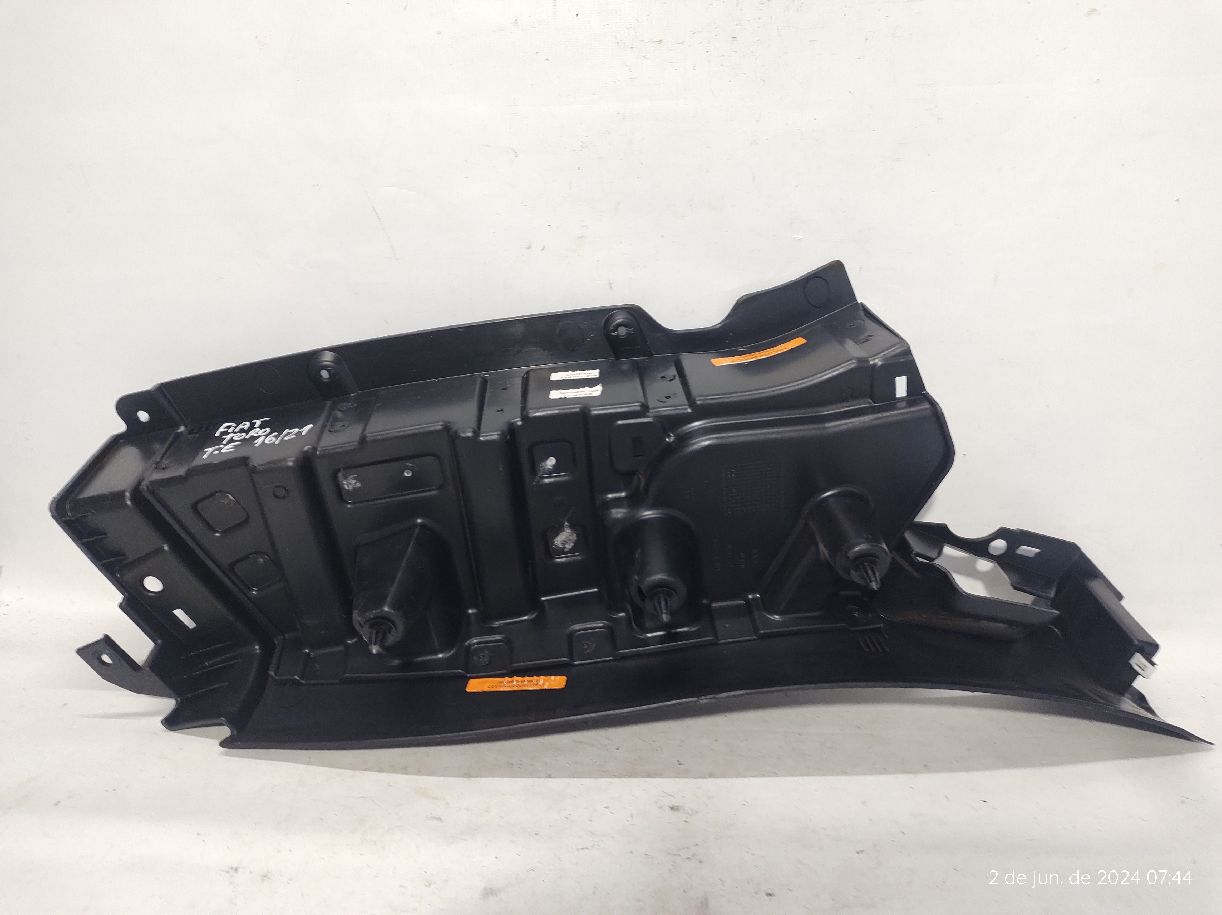Moldura Coluna Traseira Esquerda Toro 16 A 21 1002176680 5