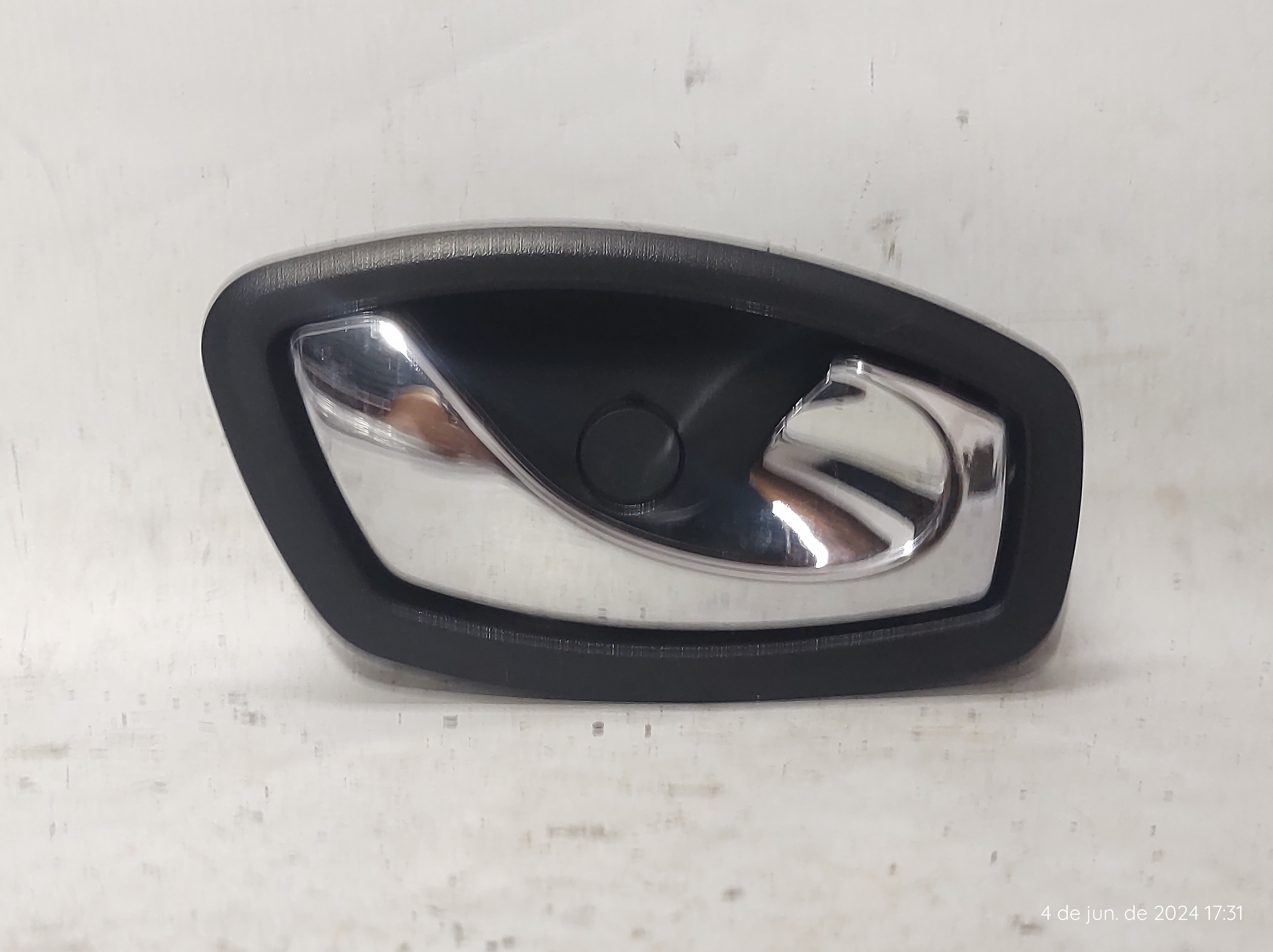 Maçaneta Int Dianteira Direita Fluence 12 A 15 826720001r – Cromada – Dianteira 7