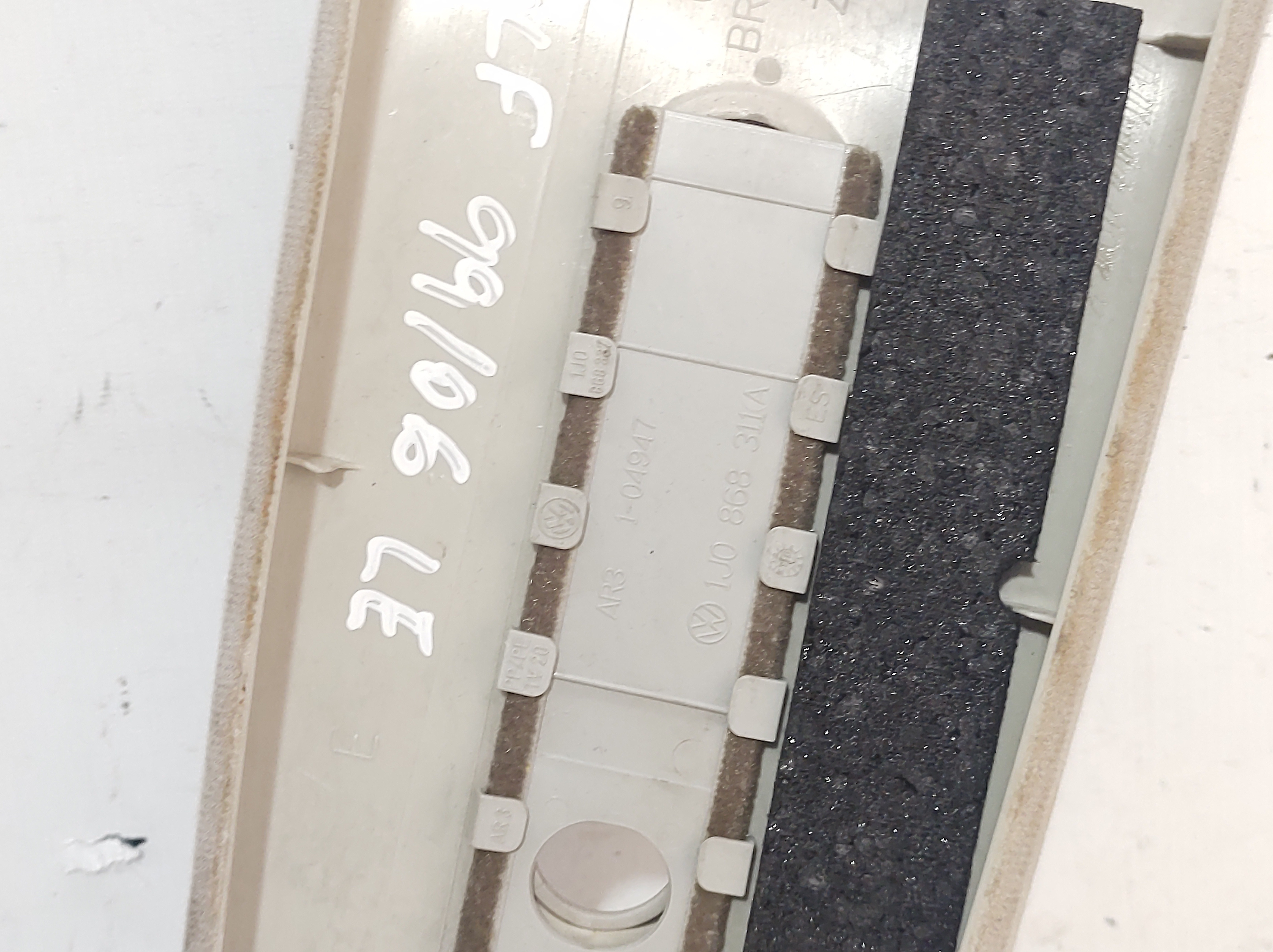 Moldura Coluna Esquerda Golf 99 A 06 1j4867243 6
