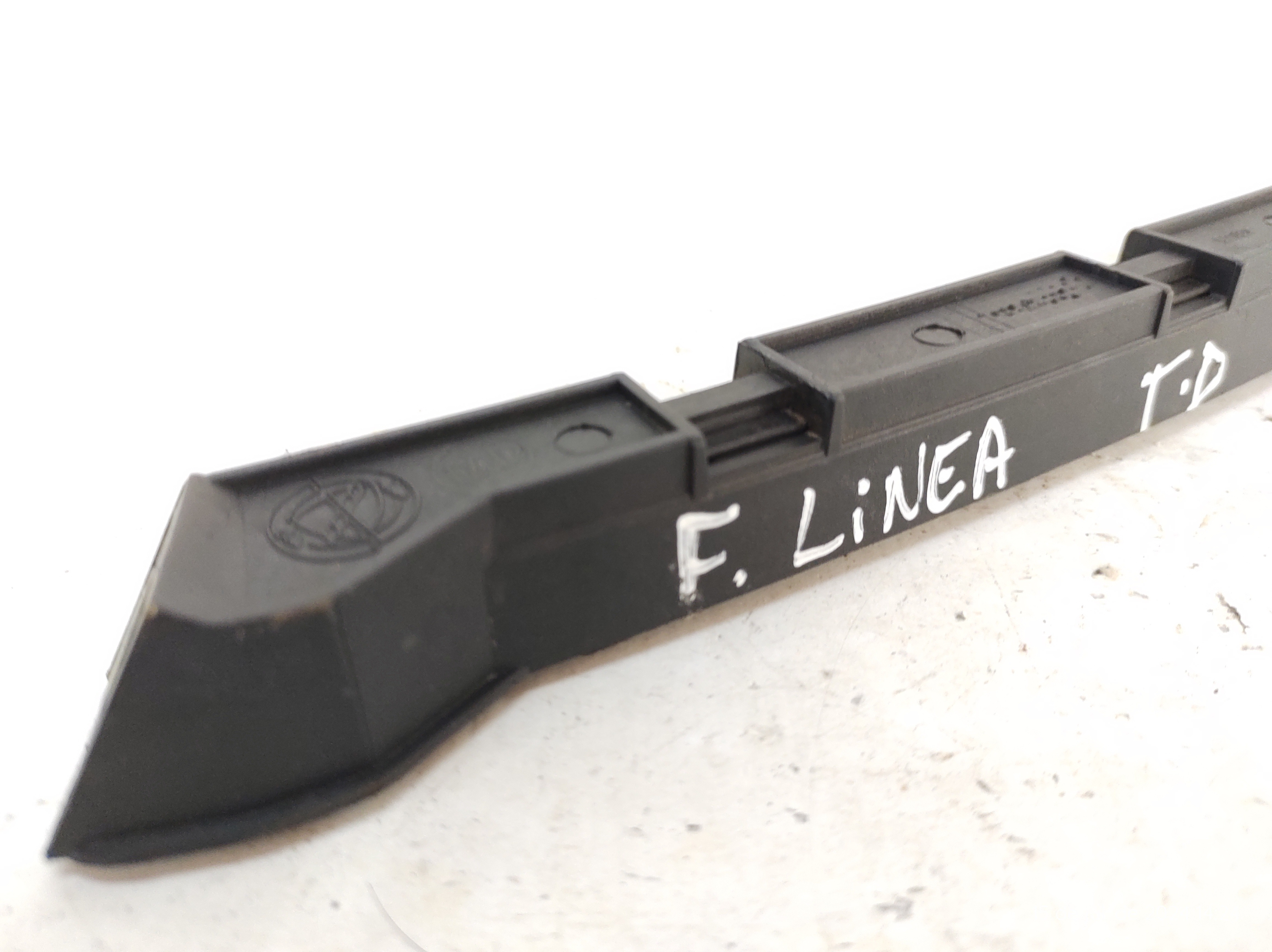 Guia Canaleta Vidro Traseiro Direito Linea 7 A 12 51797691 Preto 4