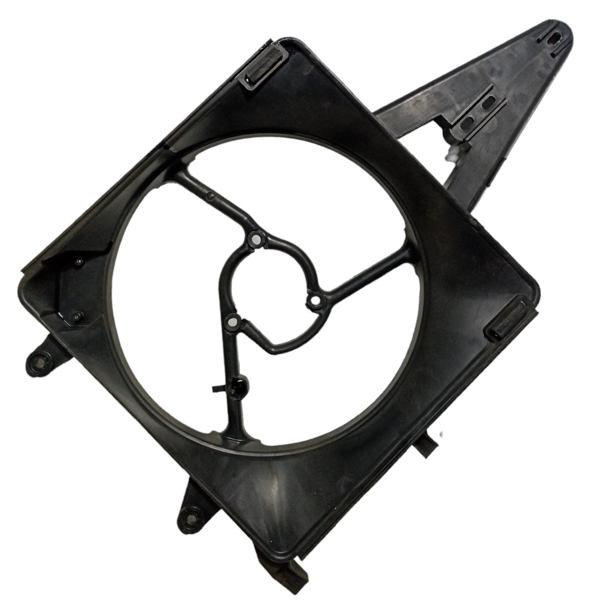 Defletor Ventoinha Fiat Strada 96/2000 1.5 Com Ar 46449107