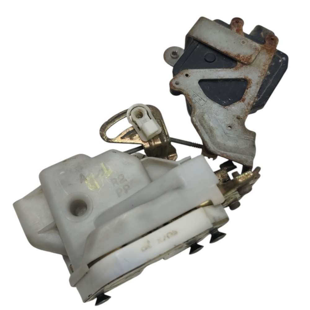 Fechadura porta traseira direita Mitsubishi Pajero TR4 2005 2