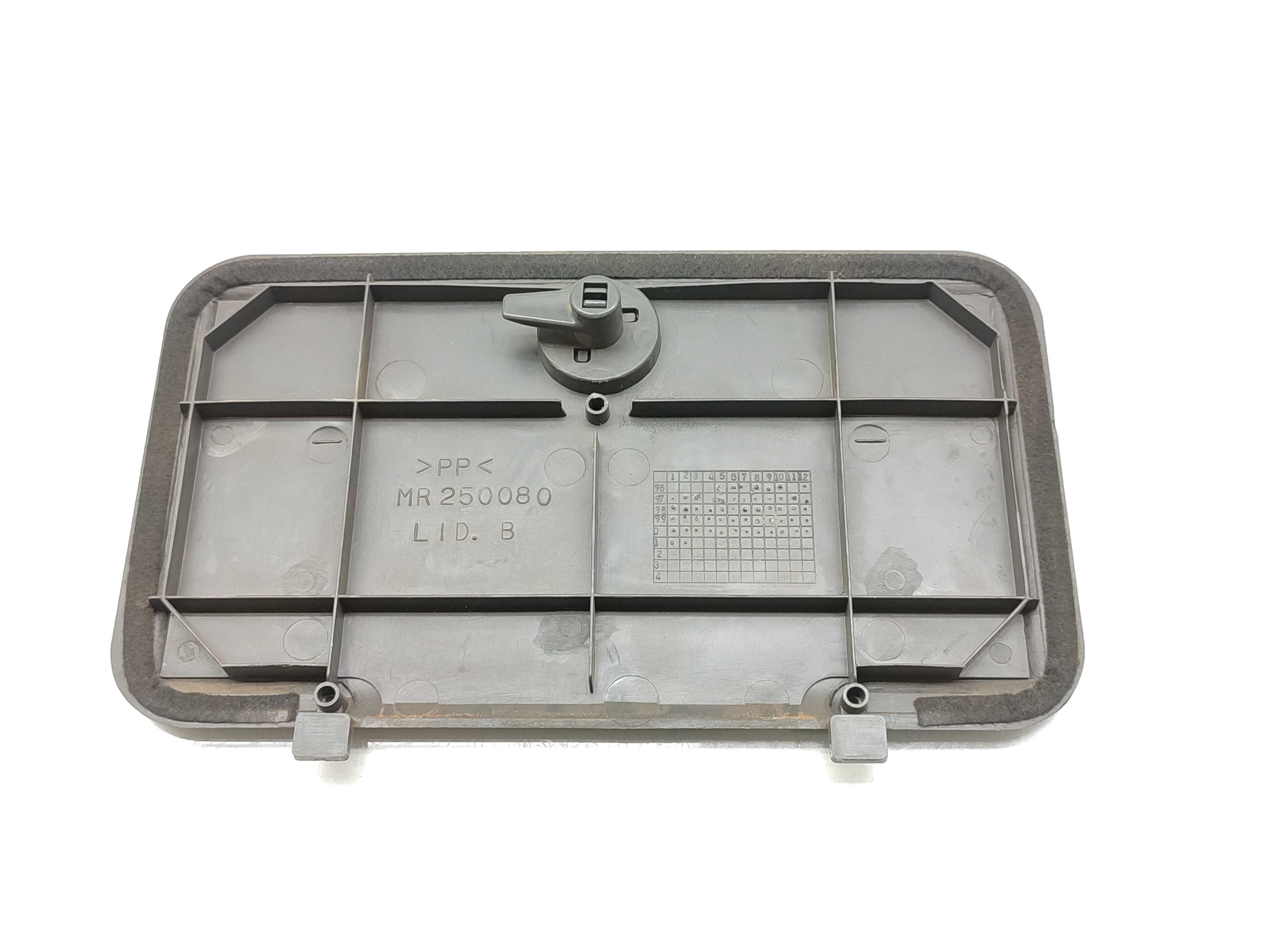 Tampa Lateral Direito Porta Malas Pajero Sport 2000 2001 2