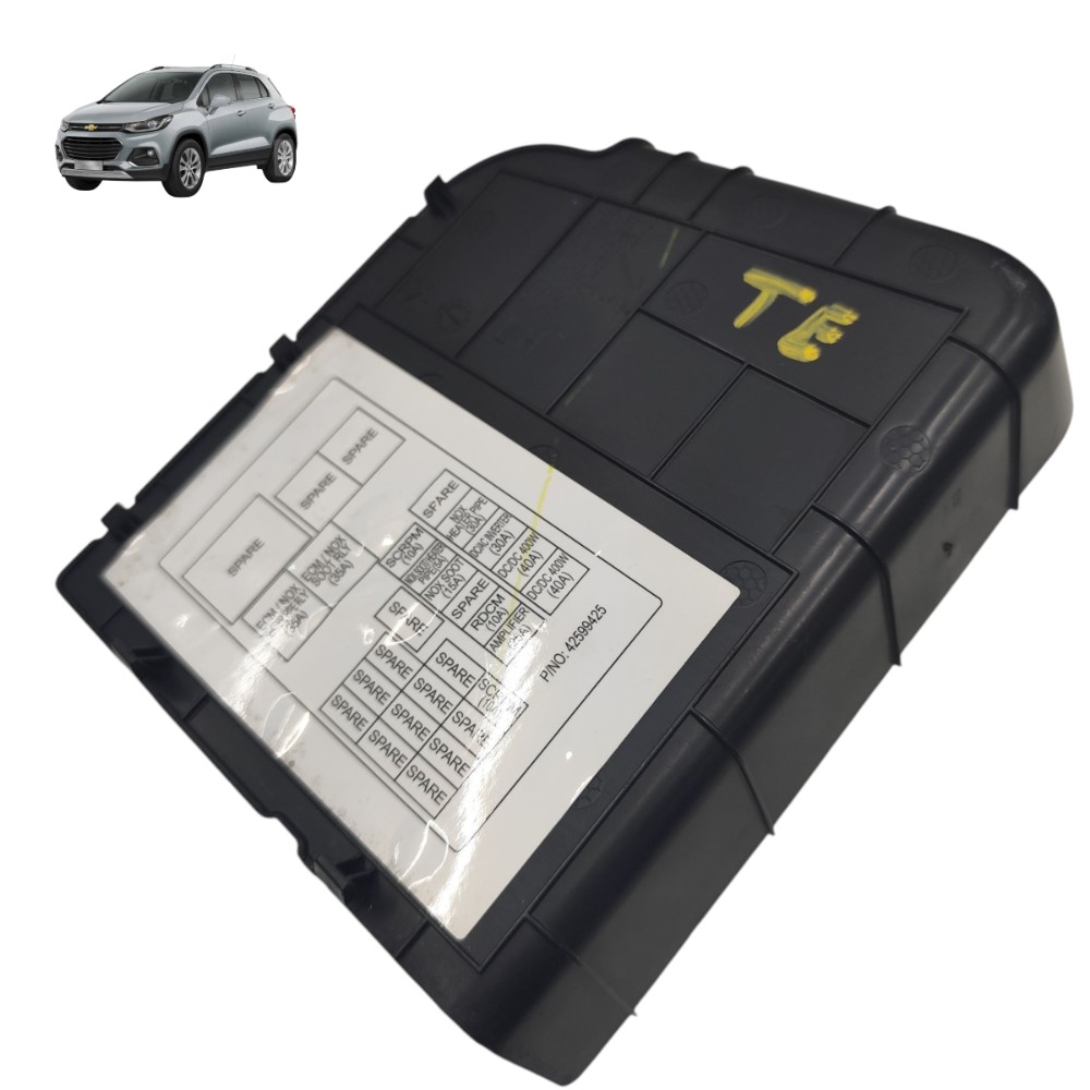 Tampa esquerda fusíveis porta malas GM Tracker 2019 2018 17 1