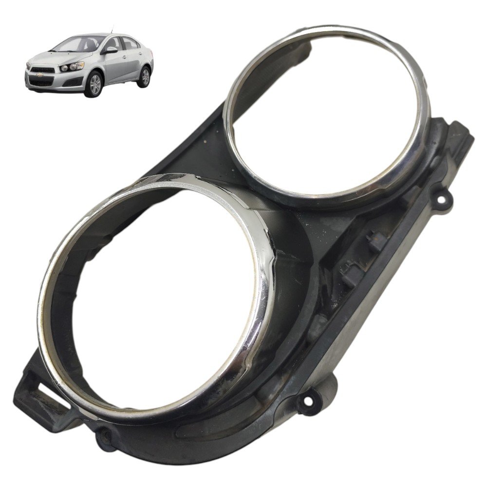 Moldura farol esquerdo com detalhe gm sonic 2012 2013 2014