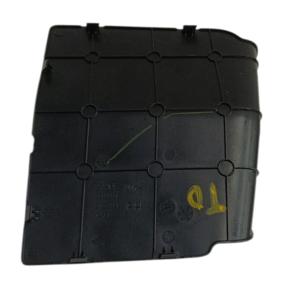 Tampa acabamento direito porta-malas GM Tracker 2019 2018 17 4