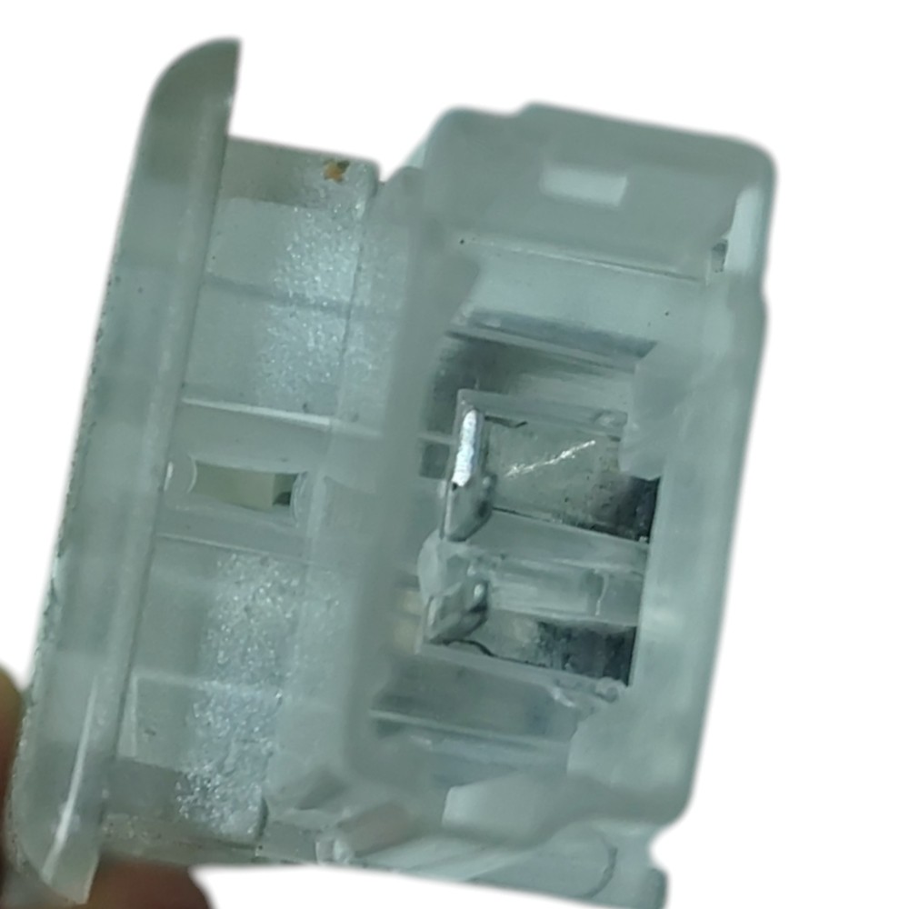Luz interna porta-malas GM Sonic Onix Prisma cruze spin 2014 4