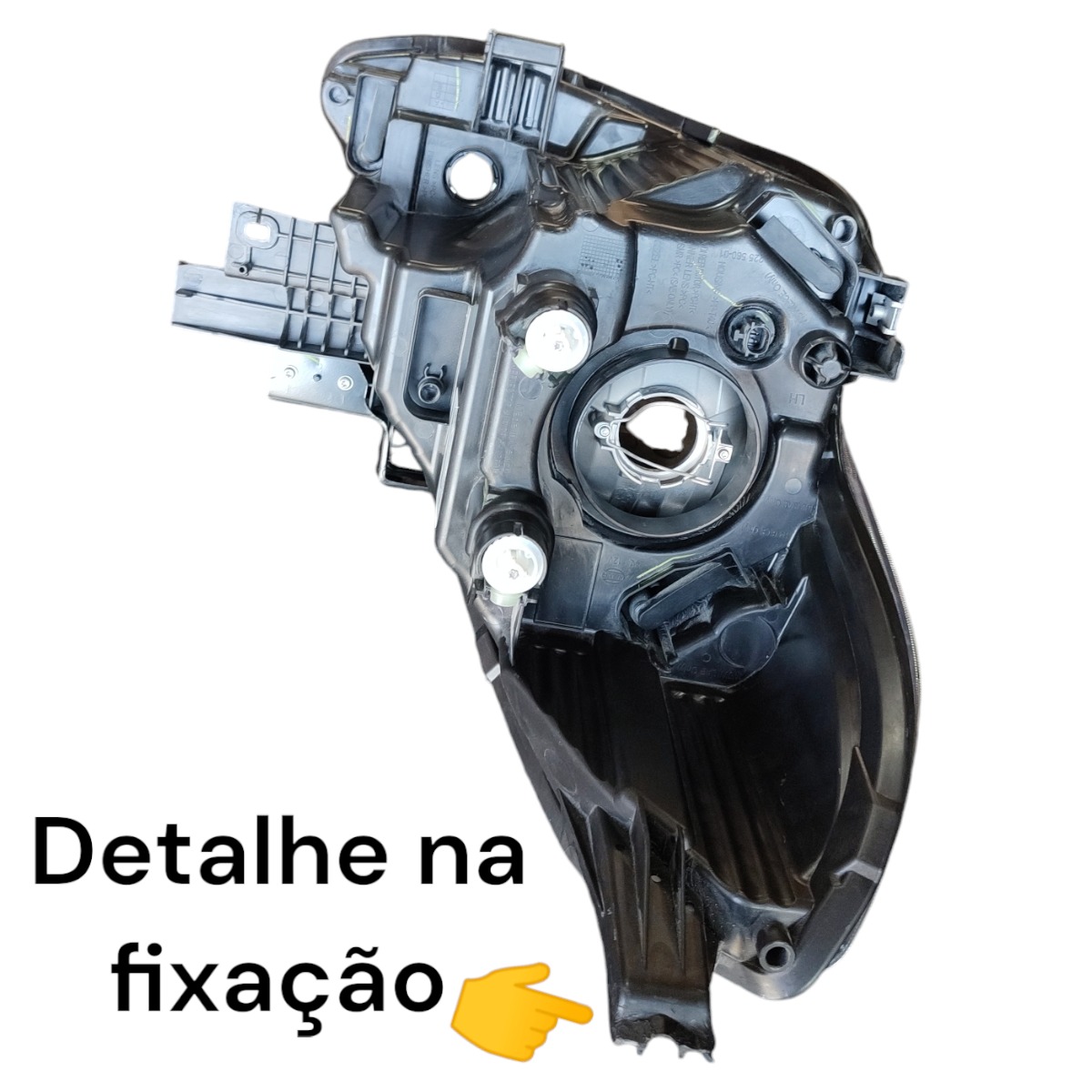 Farol Esquerdo Nissan Versa 2018 2019 Detalhe Em Uma Fixação 4