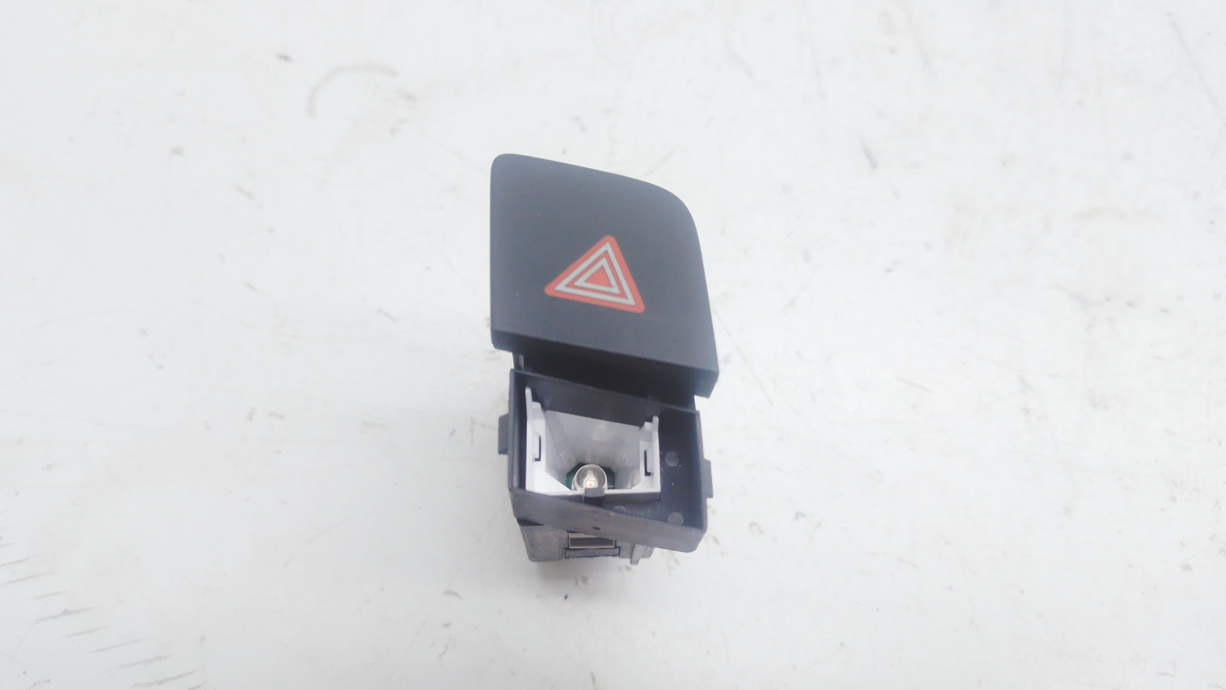 Botão Pisca Alerta Audi Q3 Tfsi 2.0 2014/ 2015 Nº8u1941509a Vermelho