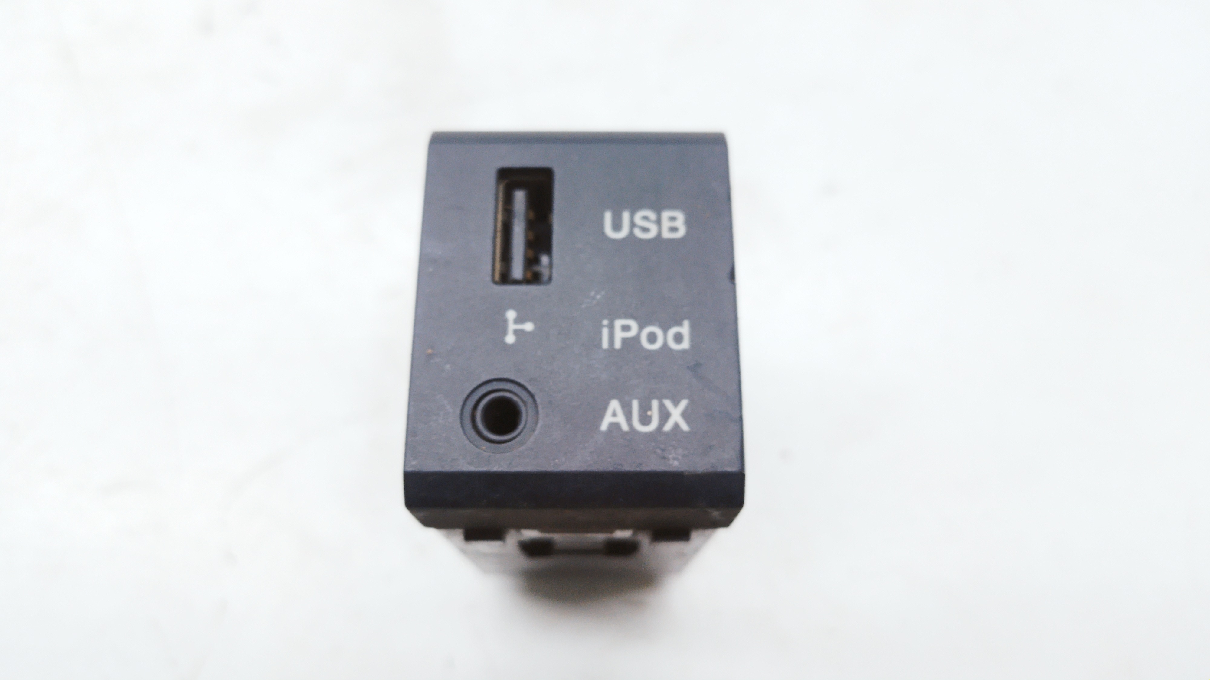 Botão Entrada Usb Hyundai Santa Fé 2010/ 2011 Nº961202b000