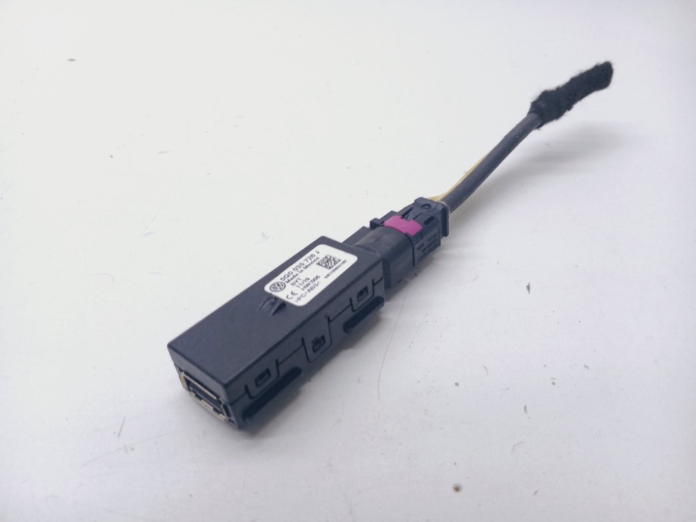 Entrada Auxiliar Usb Vw Jetta 1.4 Tsi 2019 5q0035726j