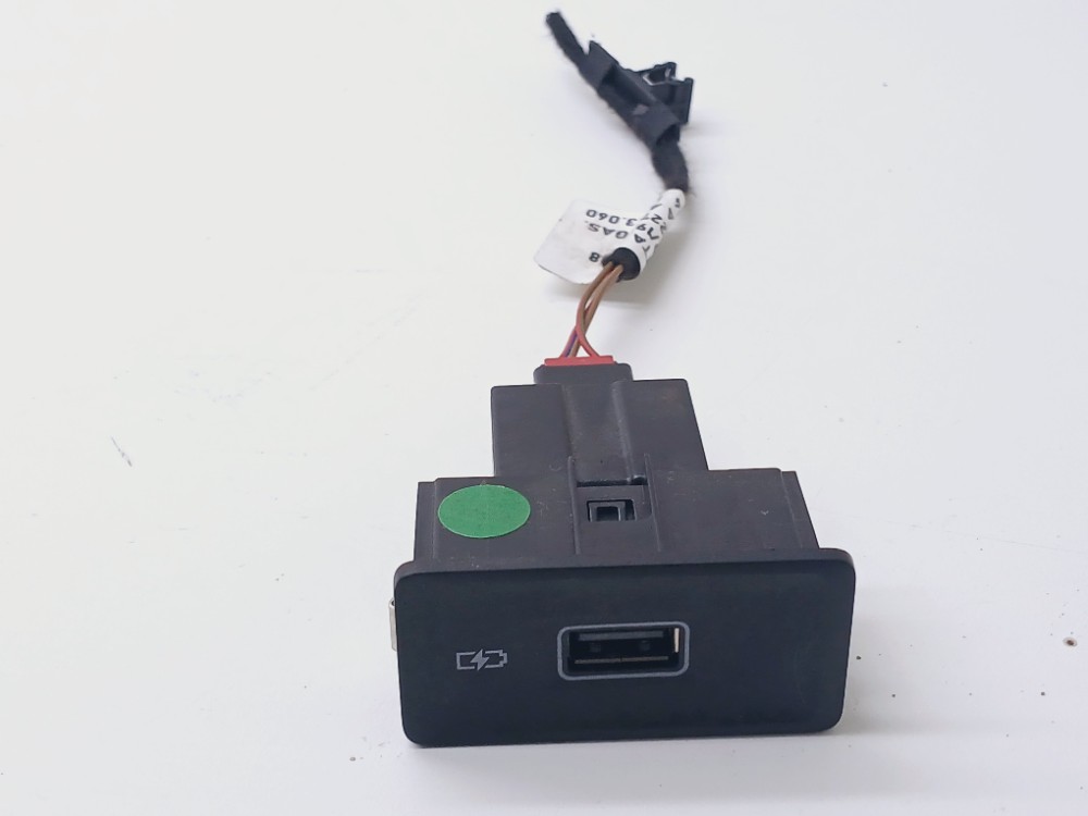 Entrada Usb Console Vw Jetta 2.0 Gli 2019 17a035222