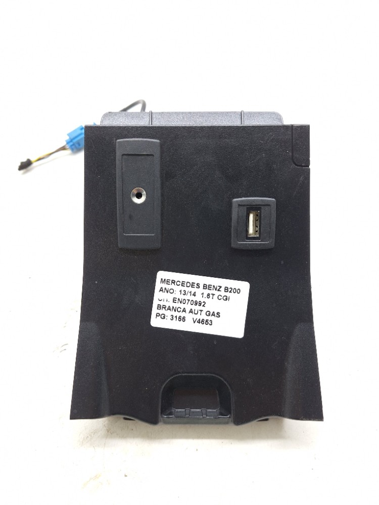 Entrada Auxiliar Usb Mercedes B200 1.6 2013 2014 A2468230411