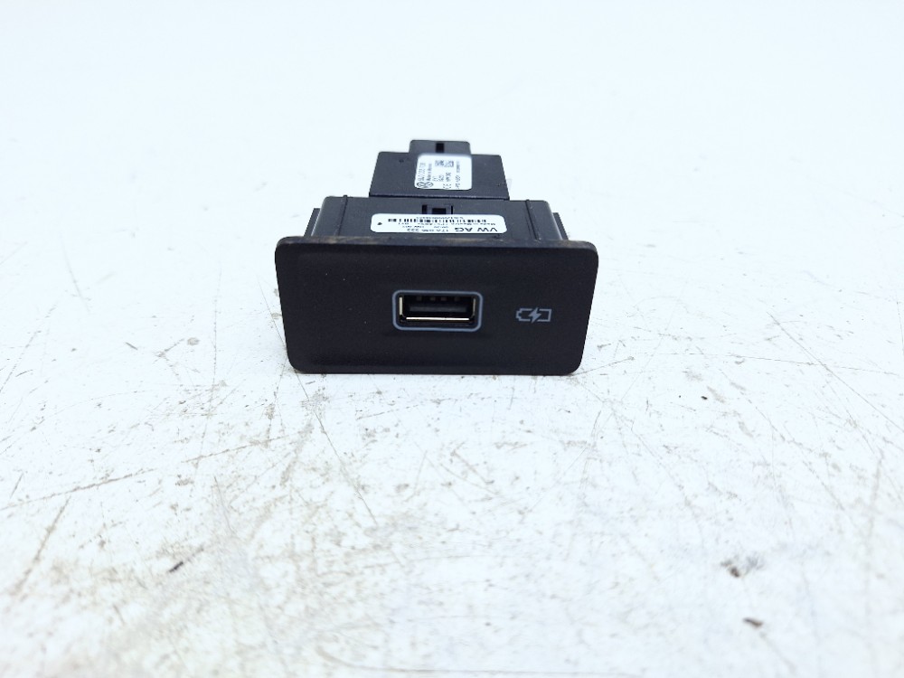 Entrada Usb Console Central Vw Jetta Rl 1.4 2020 5u0035726