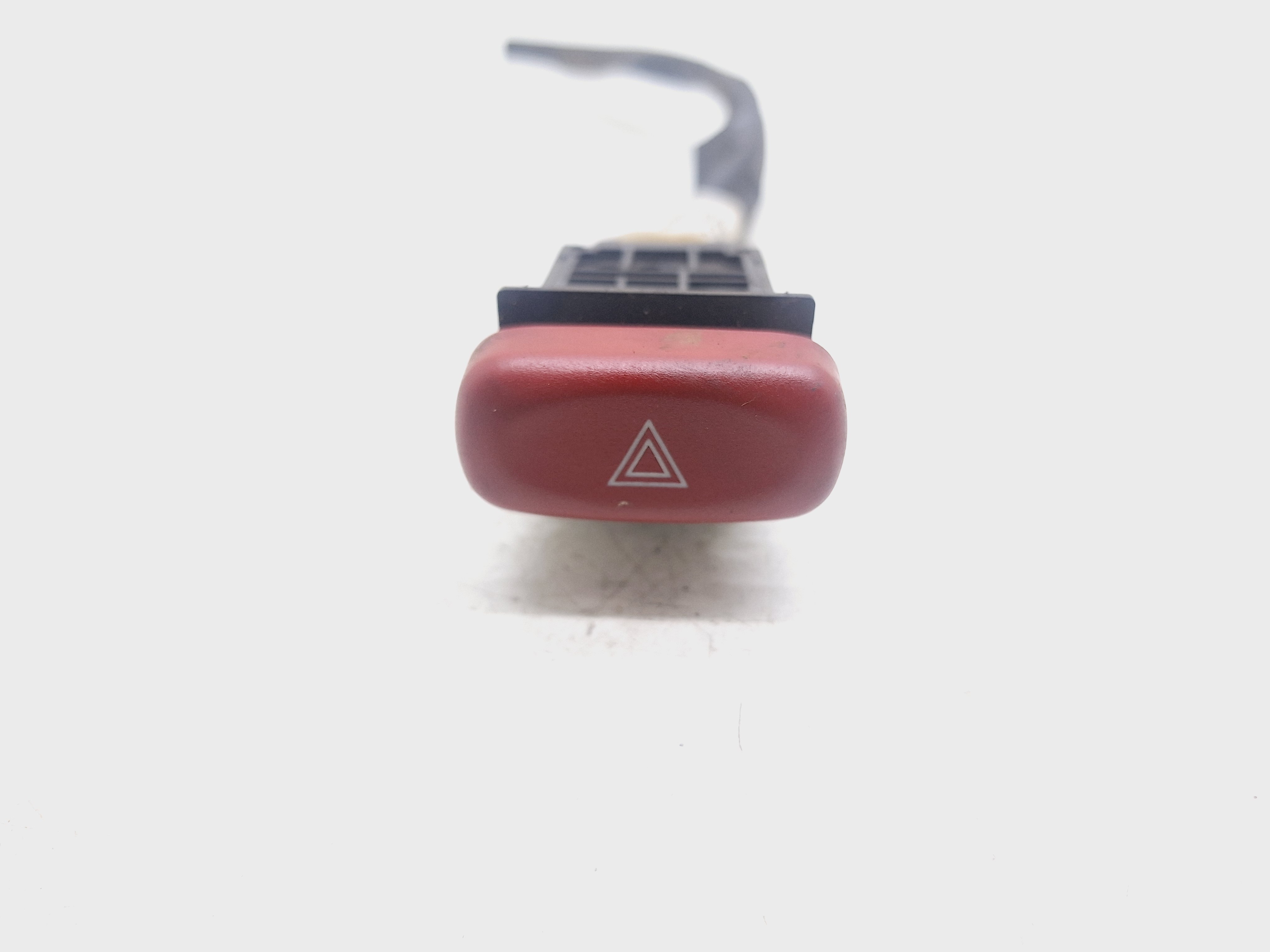 Botão Pisca Alerta Gm Tracker 2.0 2007 2008  Vermelho