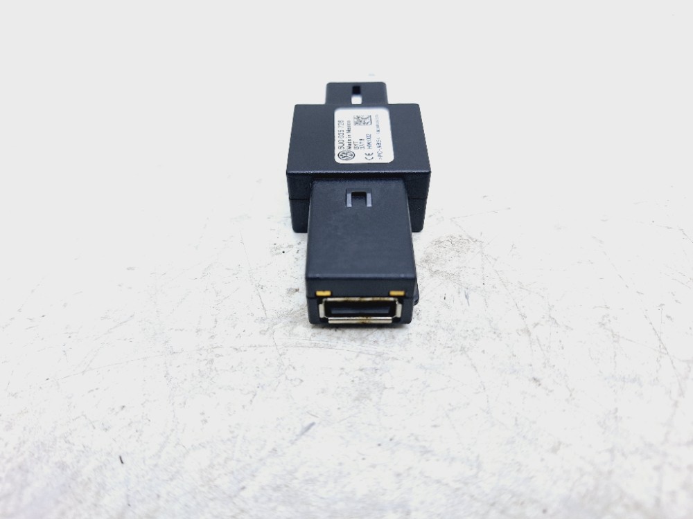 Entrada Usb Auxiliar Vw Jetta Tsi 1.4 2018 2019 5u0045726