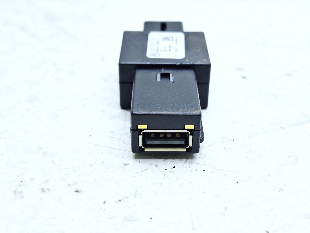 Entrada Usb Auxiliar Vw Jetta Gli 2.0 2019 5u0035726