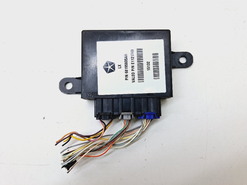 Módulo Estacionamento Chrysler 300c 3.6 V6 2015 68195605ah Preto