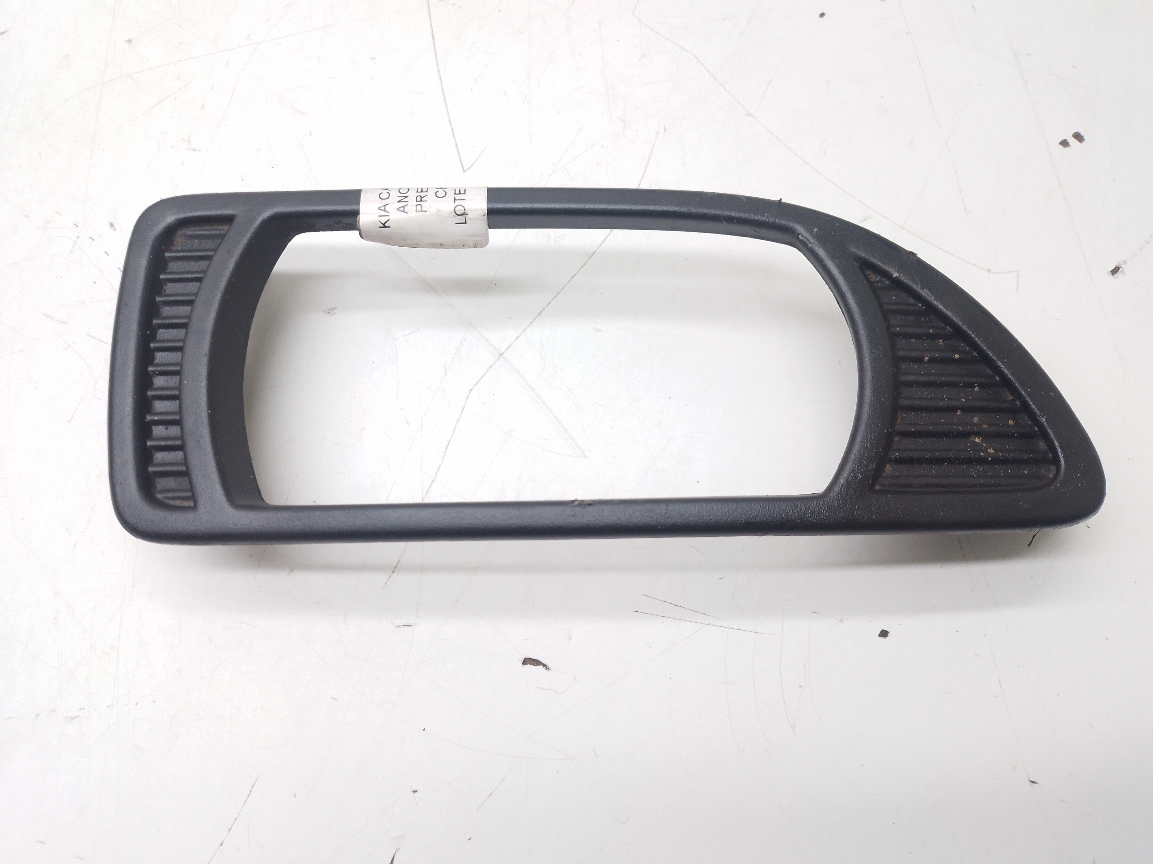 Acabamento Farol Milha Direito Kia Carnival 3.8 2008 / 2009 Direito