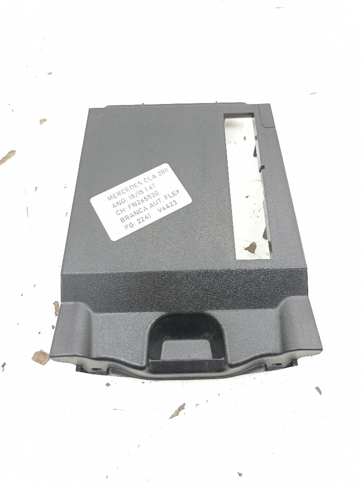 Acabamento Entrada Auxiliar Usb Mercedes Cla200 1.6 2015