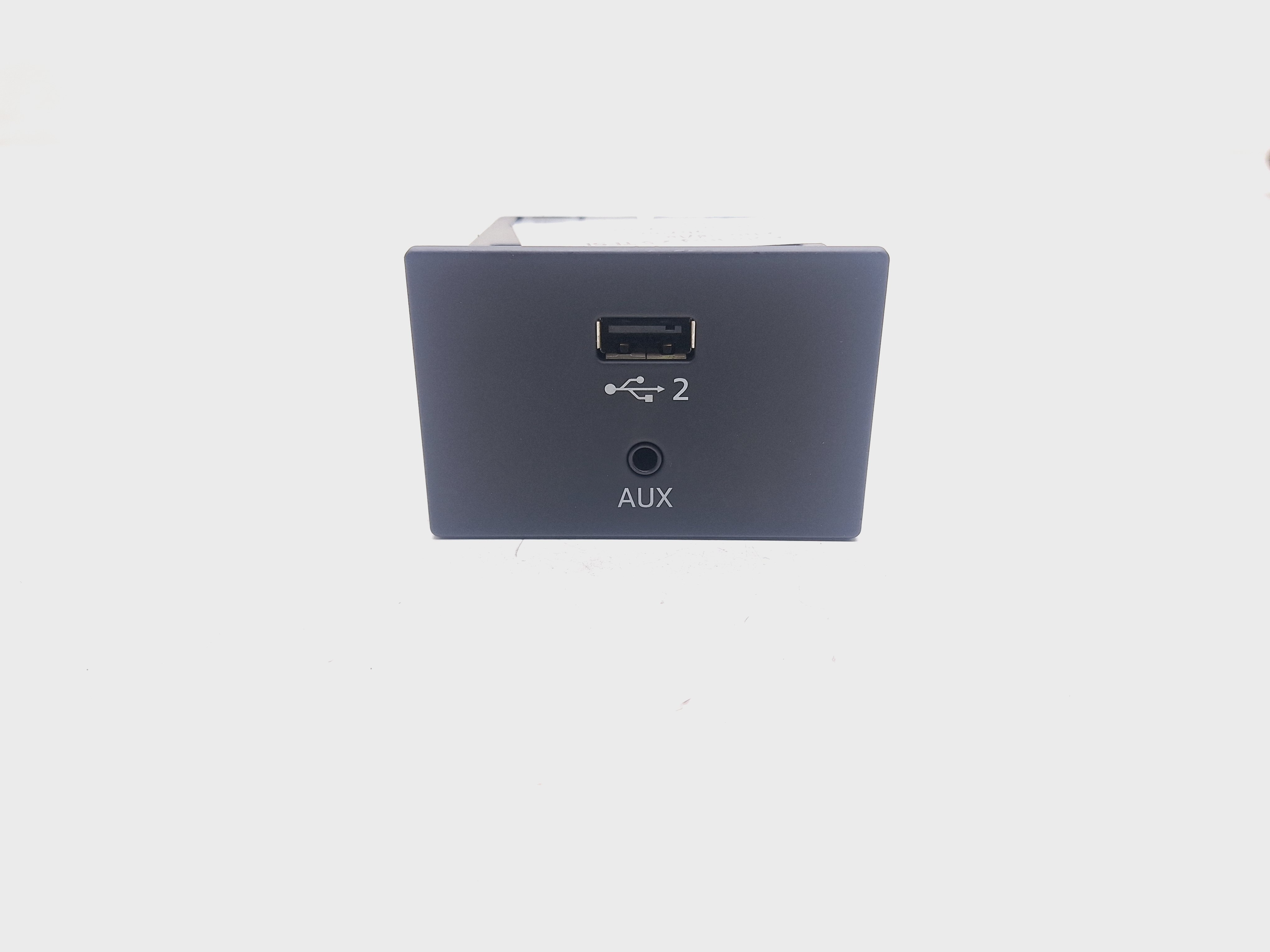 Entrada Usb Auxiliar Audi Rs3 Sedan 2.5 2018 Nº8v0035708