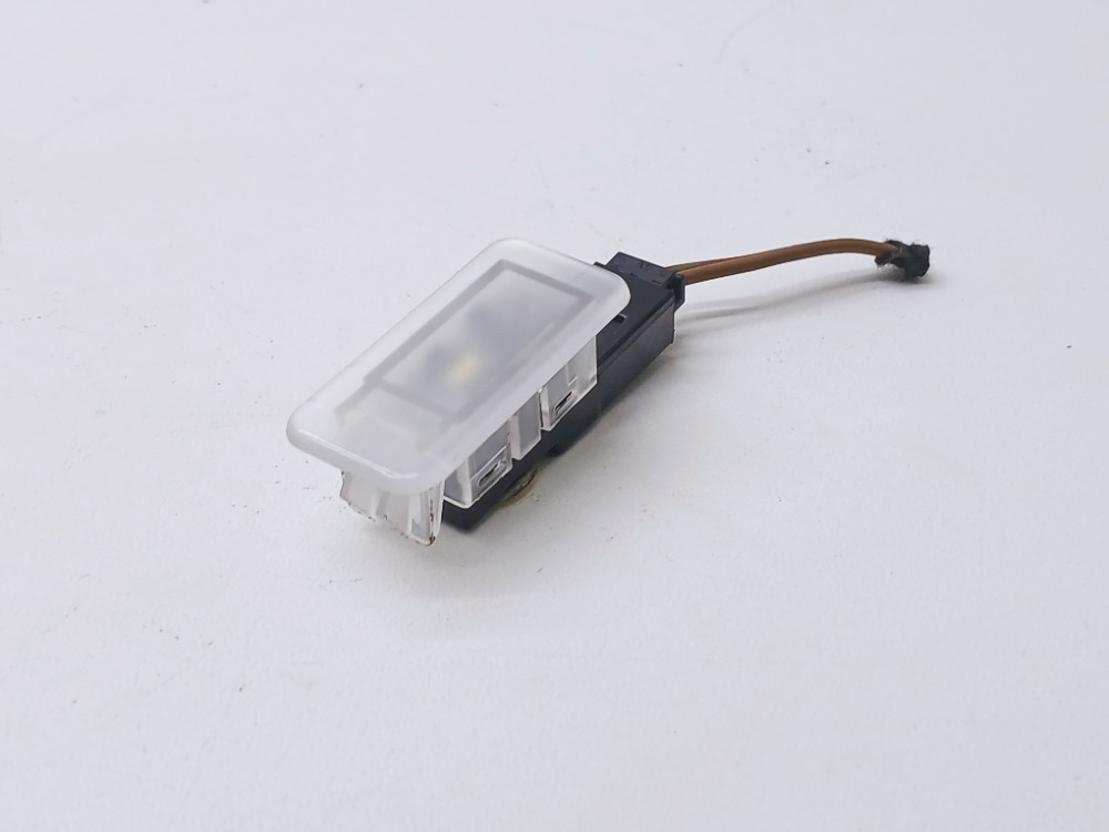 Luz Cortesia Forro Vw Jetta 2.0 Gli 2024 11k947409