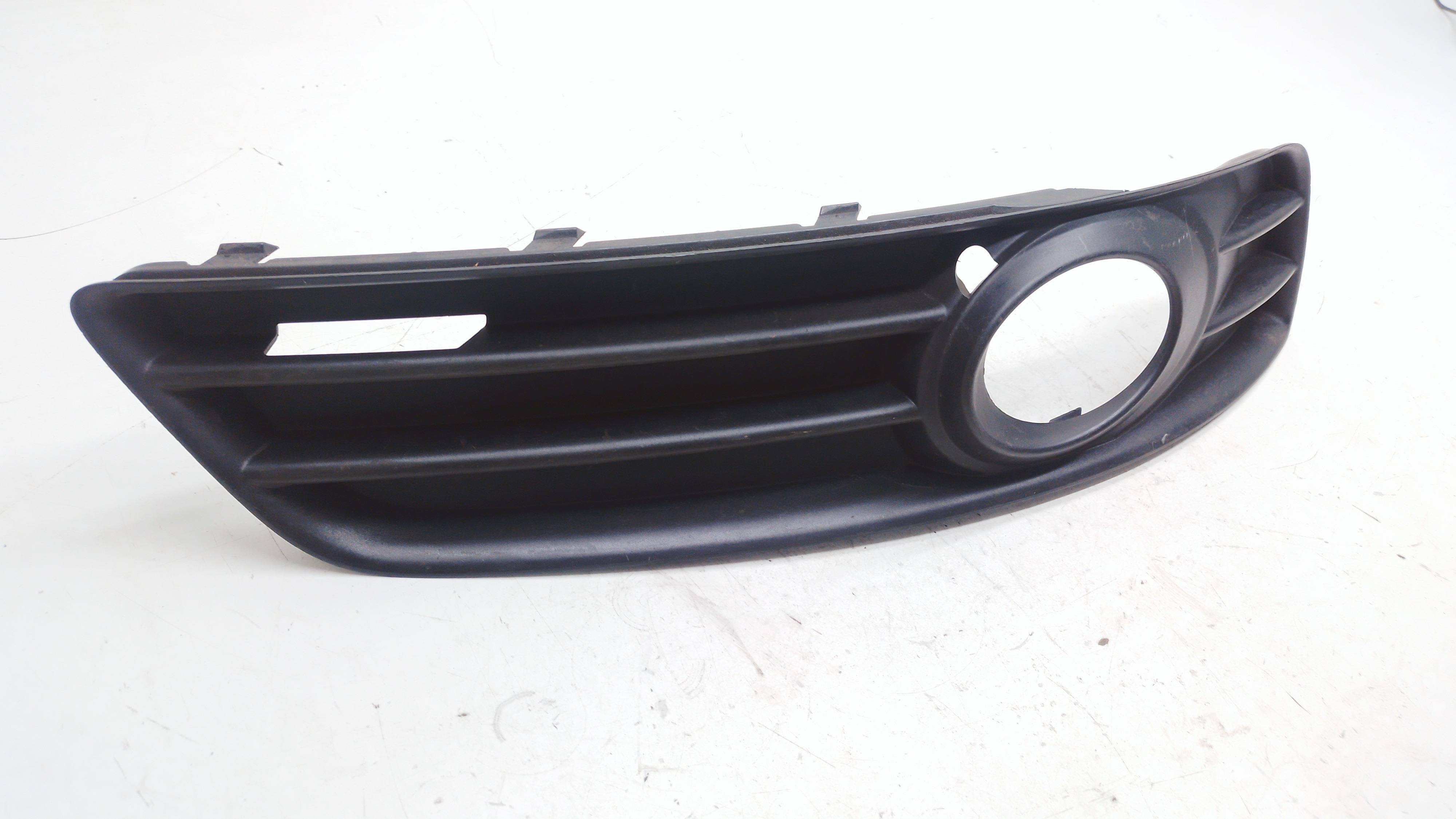 Moldura Farol Milha Direito Audi A3 2.0 2010 Nº8p0807682e Preto Direito