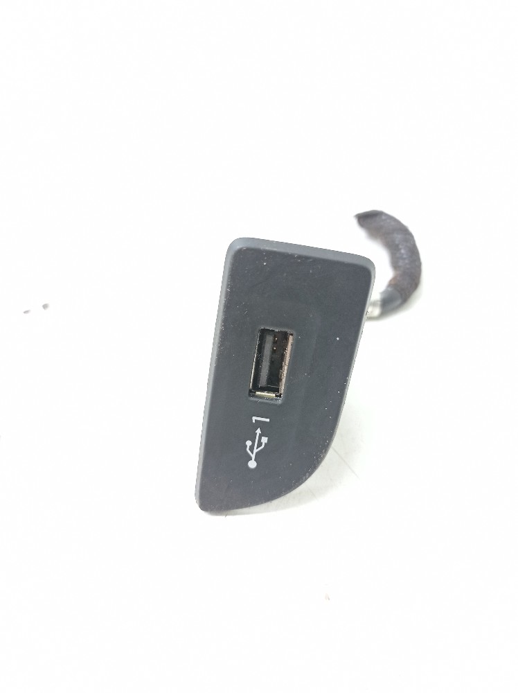 Entrada Usb Auxiliar Audi A3 Sedan Tfsi 2.0 2019 2020