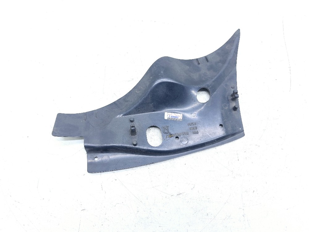 Acabamento Farol Direito Cherokee 2004 2005 61a18080188