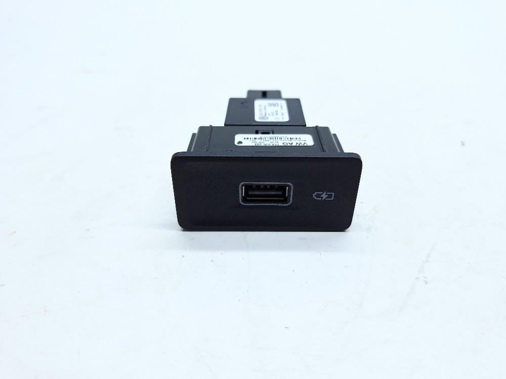 Entrada Usb Auxiliar Vw Jetta Gli 2.0 2020 5u0035726