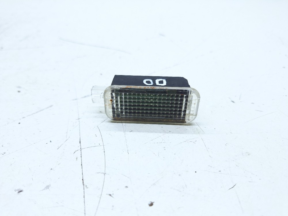 Luz Cortesia Audi Q3 1.4 2020 8j0947409