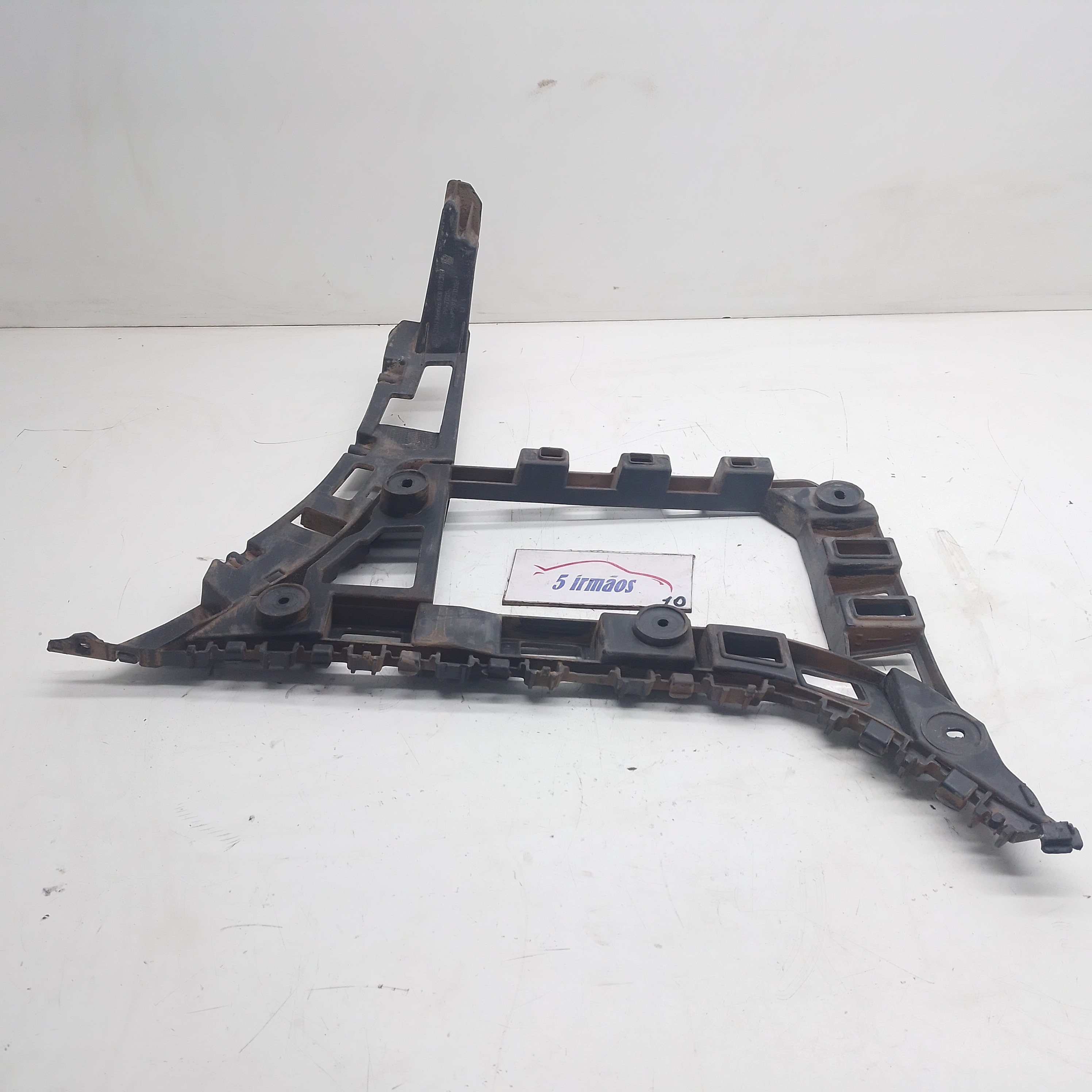Guia Esquerda Parachoque Traseiro Vw Jetta Tsi 2.0 2013