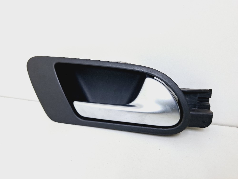 Maçaneta Interna Dianteira Direita Vw Tiguan 2.0 2013 2014  Preto E Prata Dianteira